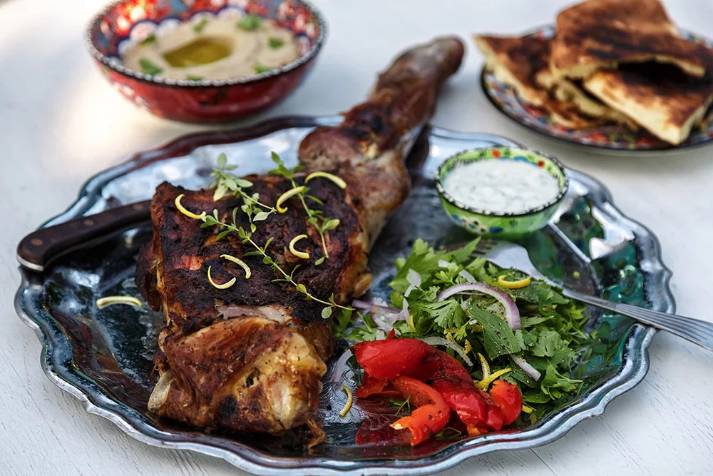 Côtelettes d'agneau marinées aux épices et sauce au yaourt