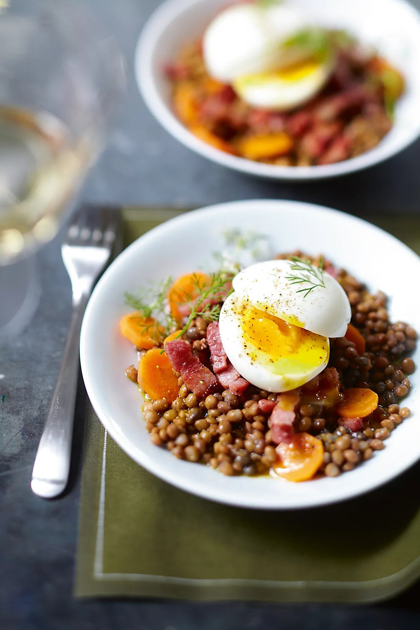 Salade de lentilles au curry, œuf mollet et lardons Image